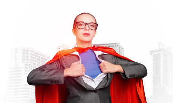 Güzel Bir Kadını Süper Kahraman Gibi Gömleğini Açıyor Kırmızı Kahraman — Stok fotoğraf