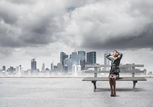 Mujer Estresante Sentada Banco Madera Chica Gritona Emocional Mantiene Las — Foto de Stock