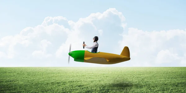 Happy Aviator Kör Liten Propeller Plan Bakgrund Naturlandskapet Man Flygplan — Stockfoto