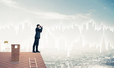 Genç işadamı dürbünüyle şehir manzarasını izliyor. Karışık ortam