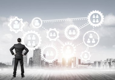 Modern şehir manzarası ve vites bağlantısı fikrine bakan işadamlarının arka planı