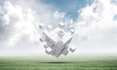 Yeşil çayırda soyut uçan beyaz küpler. Sanal gerçeklik ve dijital teknoloji. Yüksek teknoloji geometrik kompozisyon. Yeşil çimen ve mavi gökyüzü ile doğa manzara. 3b işleme nesnesi ile karışık ortam