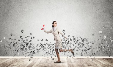 Klasik kırmızı telefonu olan bir kadın. Elinde telefon ve çeşitli mektuplar olan genç bir bayan sekreter. Telefon hattı pazarlaması ve iletişim. Profesyonel iş yardımı