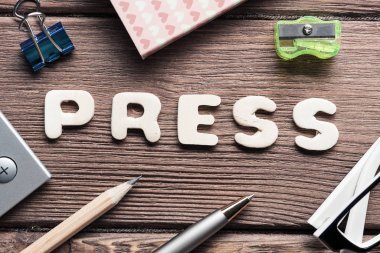 Ahşap yüzey üzerinde iş öğeleri ile çalışma alanı'nın Üstten Görünüm