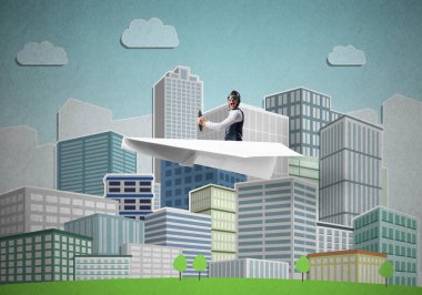 Havacı şapkalı işadamı ve kağıt uçakta oturan gözlükler. Yüksek gökdelenler ve ofis binaları ile karikatür iş merkezi arka planda Mutlu pilot sürüş kağıt uçak.