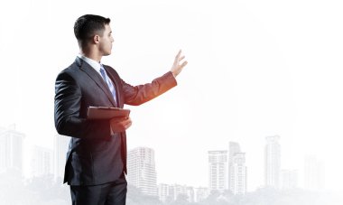 İşletme uzmanı fotokopi alanını işaret ediyor. Muhasebe ve danışmanlık. Arka plandaki sisli şehir manzarasında resmi giyinmiş bir adamın yan görüntüsü. Yükseltilmiş el promosyonu modeli olan bir finans uzmanı..