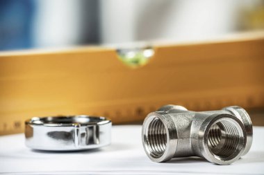 Hidrolik sistem için çelik su bağlantı parçaları. Sıhhi tesisat boru hattı parçaları ve seviye aracı masaya döşeme. İnşaat şirketi mühendislik ve inşaat. Profesyonel sıhhi tesisat teknik servis.