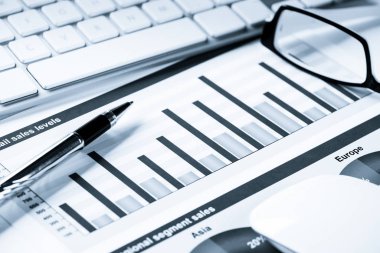 Klavye fareli iş yeri ve grafik ve diyagramlı kağıtlar