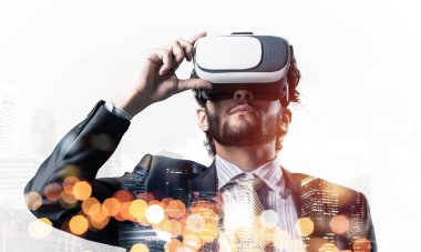 İşadamı cityscape arka plan karşı sanal kask içinde çift pozlama