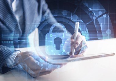 Dijital siber güvenlik konsepti internette siber tehditleri nötralize etmek. Güvenlik duvarı ve virüsten koruma yazılımı. Paylaşılan kaynaklara erişmek için sanal kilitleme mekanizması. Tablet bilgisayarda çalışan işadamı.