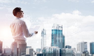 Zarif bir iş adamının elinde kağıtlarla iki kez görüntüsü.