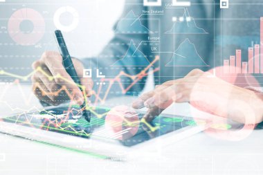 İş analitiğinde modern bilgi işlem. İşadamı el sanal ekrana dokunuyor. Çevrimiçi proje yönetimi ve iş zekası. İstatistik diyagramları görselleştirme ve finansal büyüme kavramı