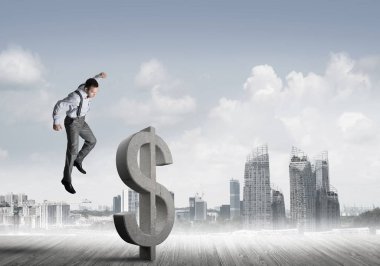 Öfkeli genç işadamı yumruklanmış dolar sembolüyle kaza yapacak.