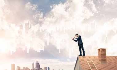 Makinist çatıda dikilip dürbüne bakıyor. Karışık ilaç