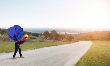 Sırtında kağıt top taşıyan inşaatçı.