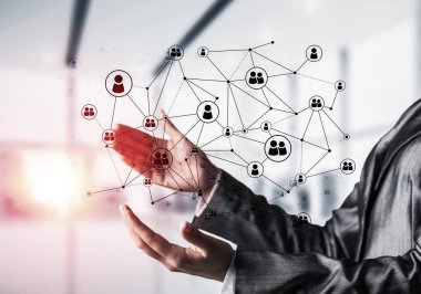 Arka plan üzerinde güneş ışığı ve office manzaralı elinde siyah sosyal medya ağ yapısını koruma kıyafetli bir iş kadını. Karışık teknik.