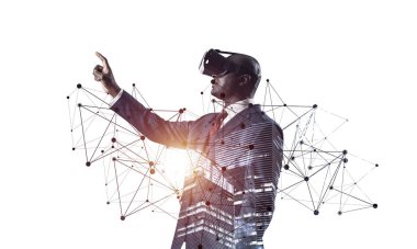 Siyah adam VR kulaklıklı. Gözlük takan Afrikalı işadamı sanal gerçekliği keşfediyor. Beyaz arka plana karşı resmi giyinmiş bir şirket işadamı. Yeni deneyimlerin tadını çıkarıyorum..