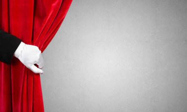 Beyaz eldiven açık kırmızı kadife perde elinde, yakın çekim