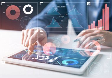 İş analitiğinde modern bilgi işlem. İşadamı el sanal ekrana dokunuyor. Çevrimiçi proje yönetimi ve iş zekası. İstatistik diyagramları görselleştirme ve finansal büyüme kavramı