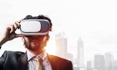 Genç yakışıklı iş adamı cityscape arka plan karşı sanal kask