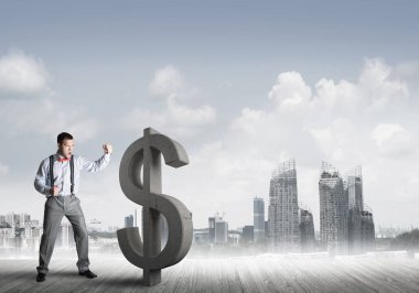 Öfkeli genç işadamı yumruklanmış dolar sembolüyle kaza yapacak.