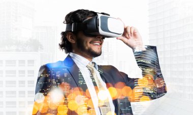 İşadamı cityscape arka plan karşı sanal kask içinde çift pozlama