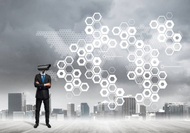 Ekranda baş ve medya kullanıcı arayüzü yerine kameralı iş adamı