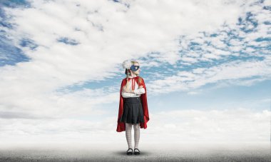 Küçük kendine güvenen çocuk maskesi ve cape serin süper kahraman çalış. Karışık teknik