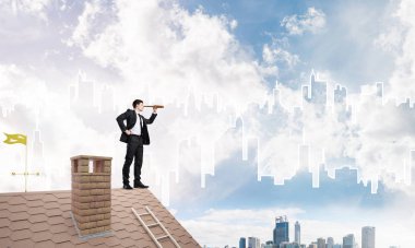 Makinist çatıda dikilip dürbüne bakıyor. Karışık ortam