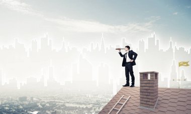 Makinist çatıda dikilip dürbüne bakıyor. Karışık ilaç