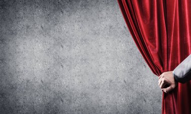 Perde arkasında beton duvar ve el açma