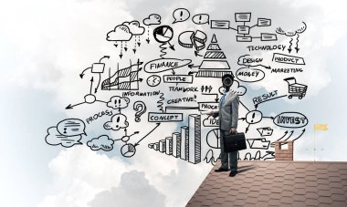 Evin çatısında baş durmak yerine kamerayla zum yapan yüzü olmayan bir iş adamı.