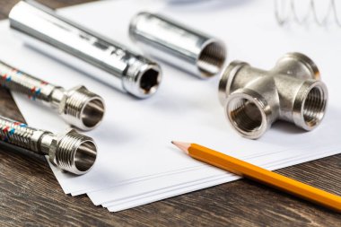 Yeni esnek hidrolik sistem elemanları. Örgülü hortum segmentleri ile su bağlantı larını ve bağlantılarını kapatın. Sıhhi tesisat boru hattı masada. Profesyonel tasarım ve montaj sıhhi tesisat boru hatları