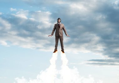 Mavi gökyüzünde süper kahraman olarak uçan takım elbiseli ve havacı şapkalı bir iş adamı. Süpermen olarak şirket yöneticisi stratosferde jet aleviyle yukarı doğru fırlatılıyor. Başarılı iş kurma motivasyon kavramı