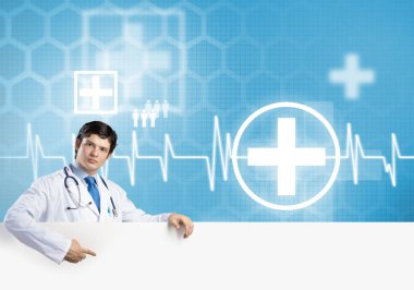 Genç, yakışıklı doktor elinde beyaz boş afiş tutuyor. Metninizi yerleştirin