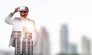 Genç yakışıklı iş adamı cityscape arka plan karşı sanal kask