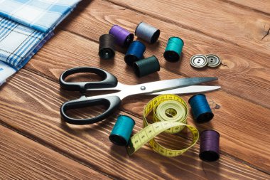 Ahşap masadaki dikiş seti aksesuarlarının parlak görüntüsü