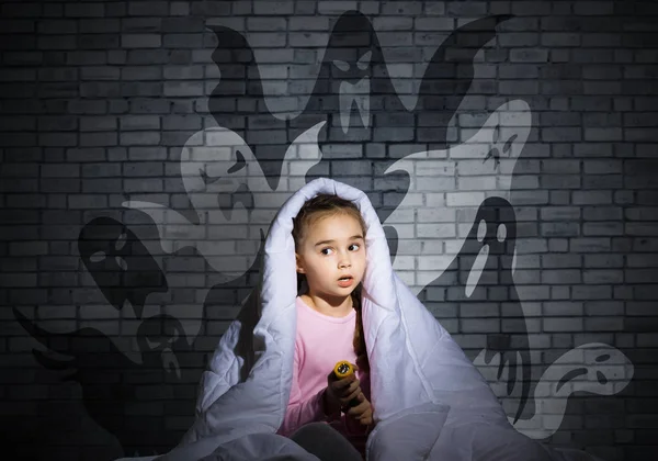 Φοβισμένο Κορίτσι Μαξιλάρι Κρυμμένο Κάτω Από Κουβέρτα Τρομαγμένα Παιδί Κάθεται — Φωτογραφία Αρχείου