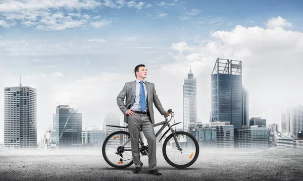 Erfolgreicher Mann Businessanzug Mit Fahrrad Geschäftsmann Mit Fahrrad Vor Dem — Stockfoto