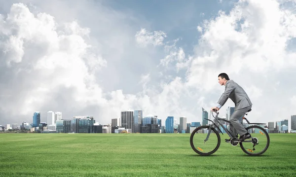 Vista Lateral Hombre Negocios Montar Bicicleta Campo Verde Hombre Traje — Foto de Stock