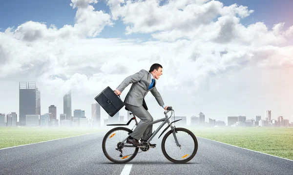Mann Businessanzug Fährt Fahrrad Freien Junger Radfahrer Mit Koffer Vor — Stockfoto