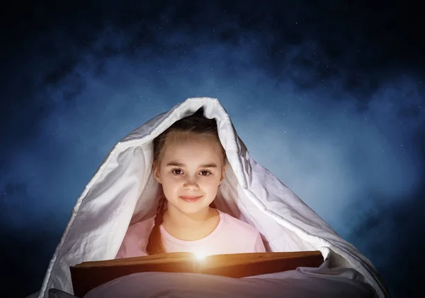 Menina Feliz Lendo Livro Interessante Cama Depois Dormir Criança Bonita — Fotografia de Stock