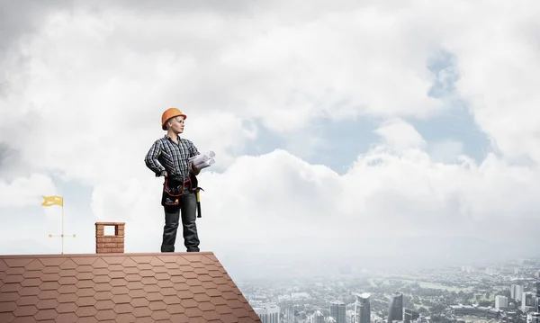 Ingeniero Hardhat Con Planos Técnicos Joven Arquitecta Camisa Jeans Pie — Foto de Stock