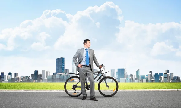 Junger Mann Businessanzug Und Krawatte Steht Mit Fahrrad Auf Einer — Stockfoto