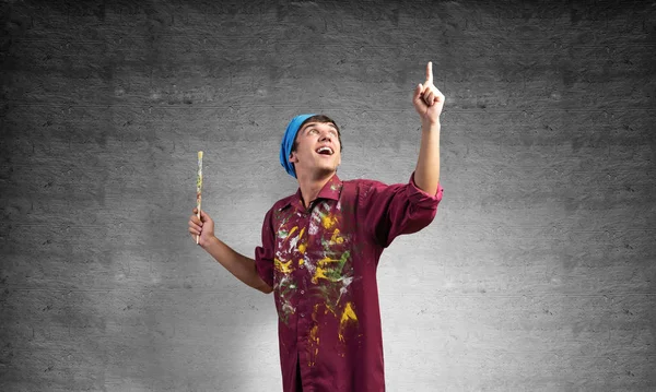 Jovem Artista Emocional Gesticulando Com Pincel Pintor Feliz Camisa Suja — Fotografia de Stock