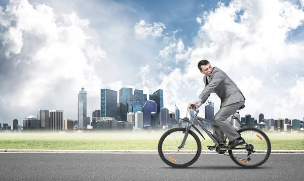 Affärsman Pendlar Till Jobbet Med Cykel Man Bär Kostym Cykla — Stockfoto