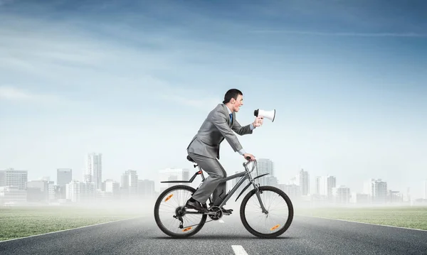 Geschäftsmann Mit Megafon Auf Dem Fahrrad Sonnigen Tagen Marketing Und — Stockfoto