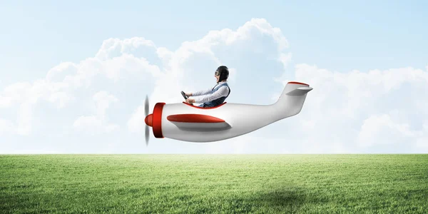 Man Flygplan Som Flyger Lågt Över Grön Äng Aviator Kör — Stockfoto