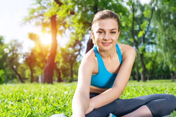 Attraktives Mädchen Sportbekleidung Beim Yoga Park Junge Frau Yoga Pose — Stockfoto