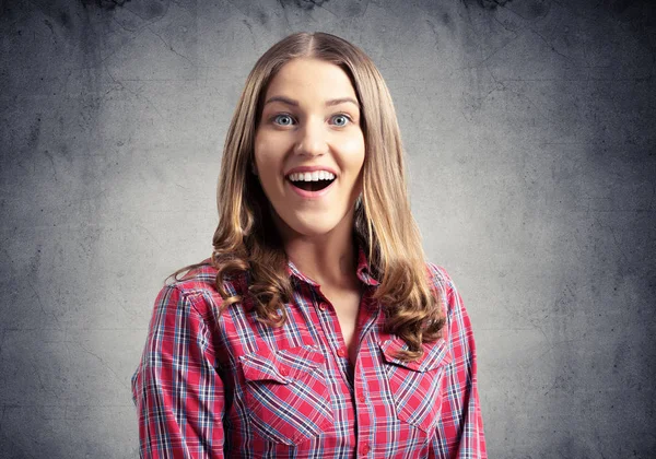 Gelukkig Charmant Meisje Glimlachend Breed Emotionele Jonge Vrouw Heeft Verrast — Stockfoto
